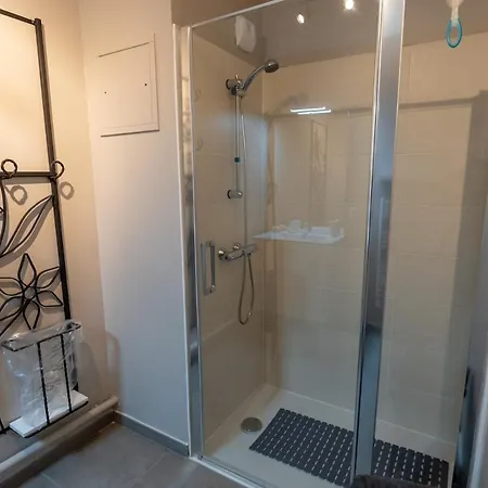 Appartement 3 04 Avec Jardin Et Parking Prive *